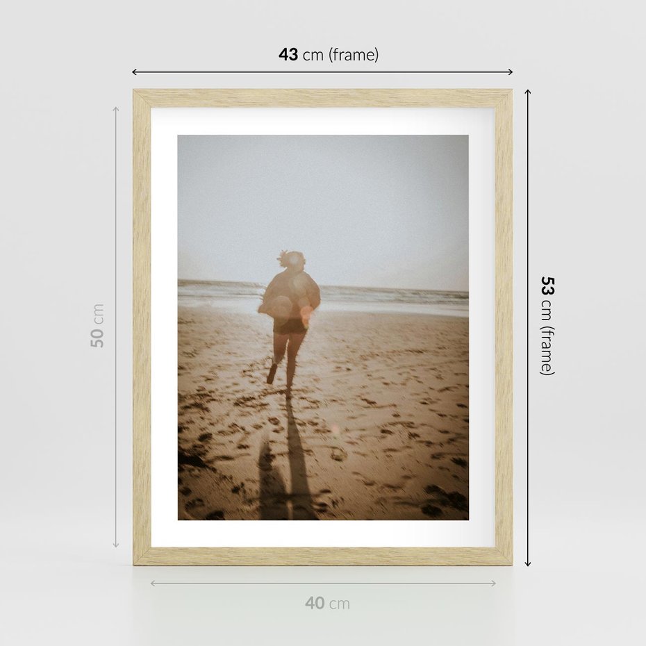 Plakat w ramie 40x50 - O Zachodzie Słońca - klimatyczna fotografia, postać biegnie po plaży - rama drewno