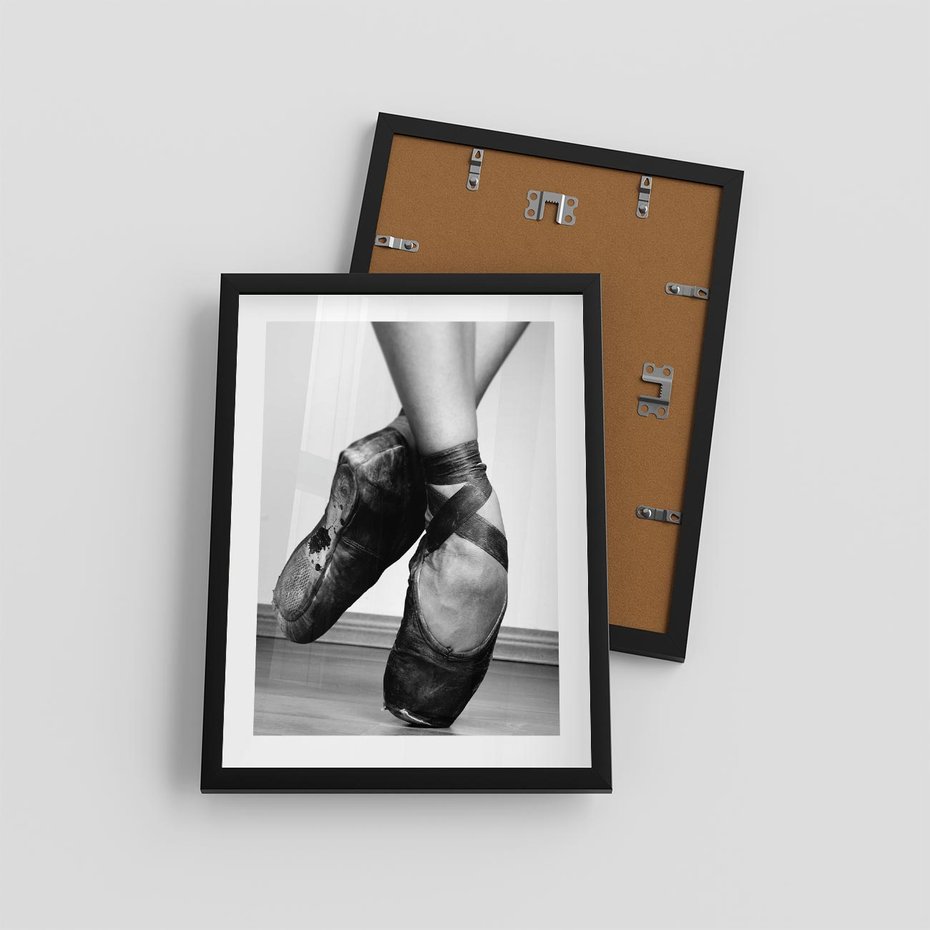 Plakat w ramie 30x40 - Taniec Zmysłów - artystyczne zdjęcie, odcienie szarości - rama czarna