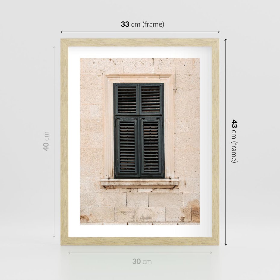 Plakat w ramie 30x40 - Urok Starego Okna z Zielonymi Okiennicami - stare okno, kamienica - rama drewno