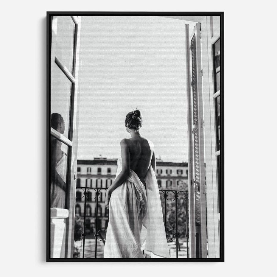 Obraz w ramie 50x70 - Poranki w Paryżu - czarno białe zdjęcie, kobieta w prześcieradle na balkonie - rama czarna