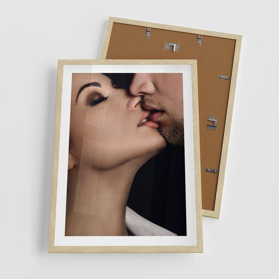 Plakat w ramie 50x70 - Miłosne Uczucia - kobieta, pocałunek - rama drewno