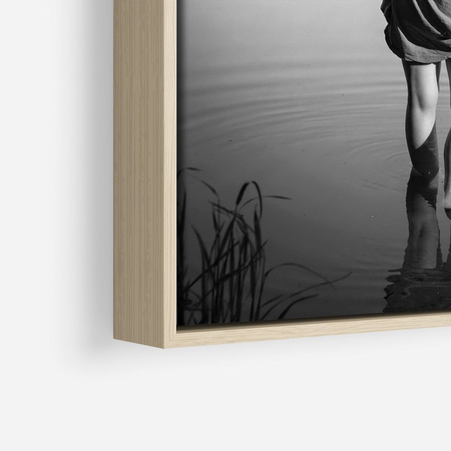 Obraz w ramie 50x70 - Kapiel w Mieście - czarno białe zdjęcie, kobieta wchodzi do wody - rama drewno