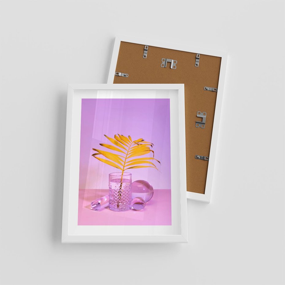 Plakat w ramie 30x40 - Neonowy Liść Palmy na Fotografii - neonowa fotografia, liść palmy w szklance - rama biała