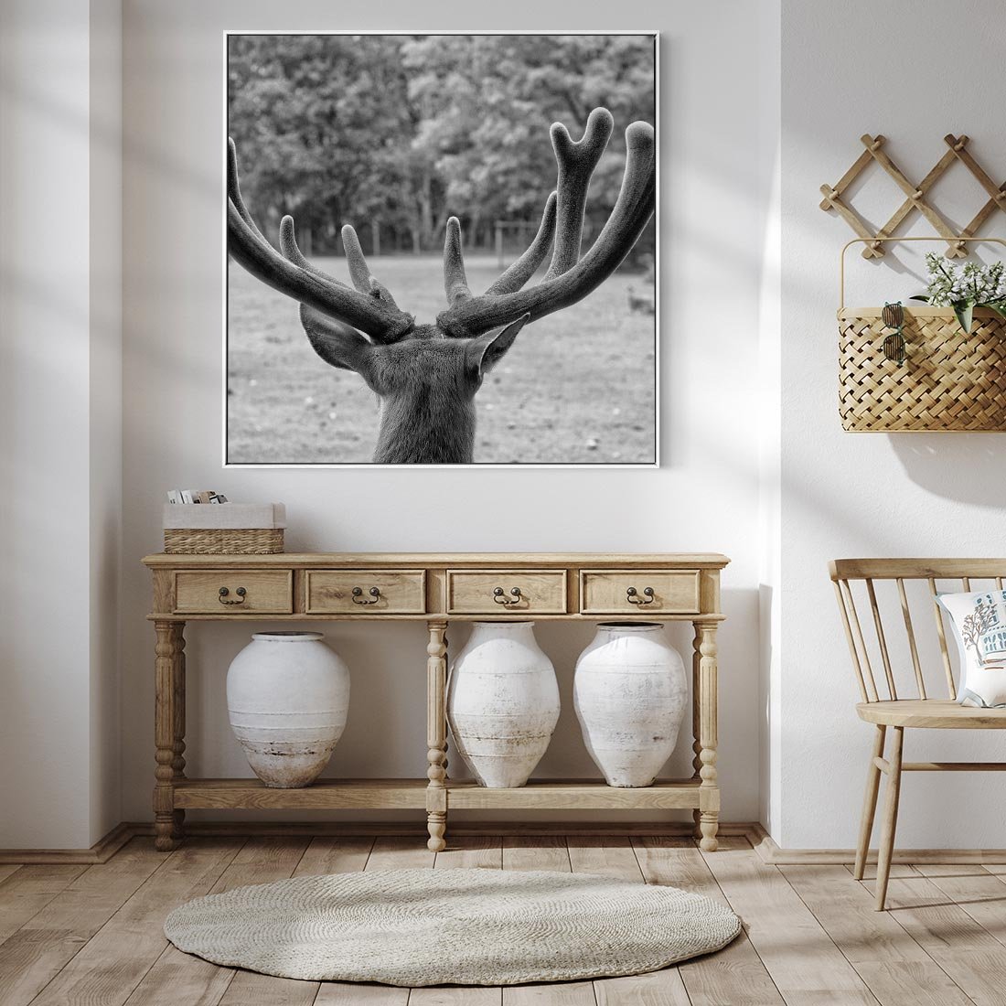 Obraz w ramie 80x80 - Przygubione motyle marzeń - fotografia czarno biała, młody jeleń w zagrodzie - rama biała