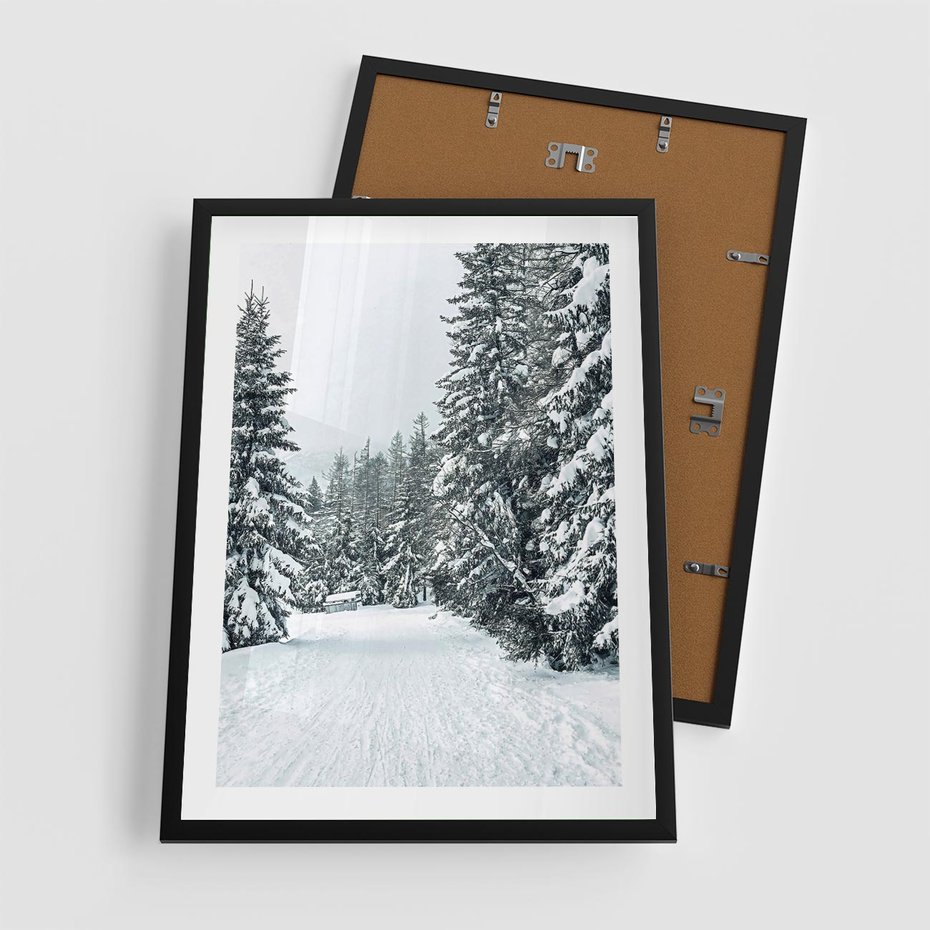 Plakat w ramie 50x70 - Magia Zimy na Obrazie - las, zima - rama czarna