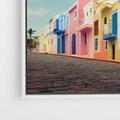 Obraz w ramie 50x50 - Ekspresja marzeń i tęsknot - pastelowe kolorowe budynki, wzdłuż ulicy - rama biała