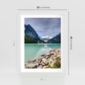 Plakat w ramie 30x40 - Górskie jezioro - spokój i piękno - jezioro, górskie - rama biała
