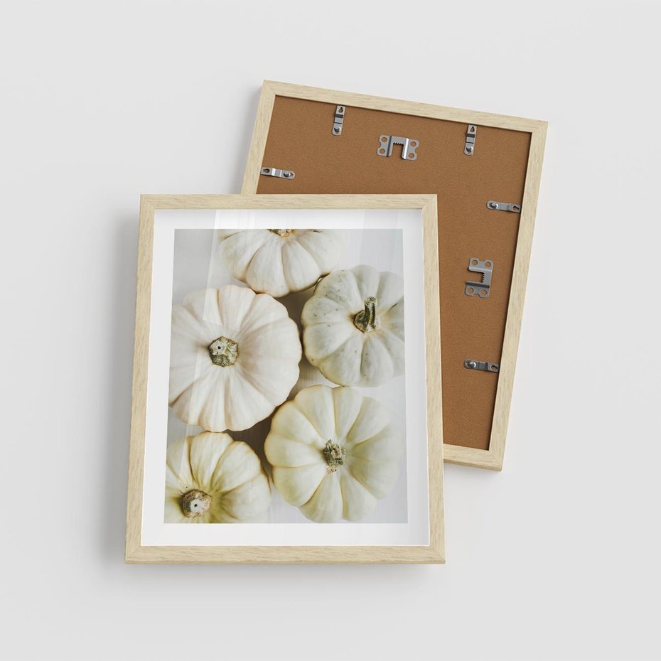 Plakat w ramie 40x50 - Jesienne Dynie: Delikatna Kompozycja - białe dynie, jasna kompozycja - rama drewno