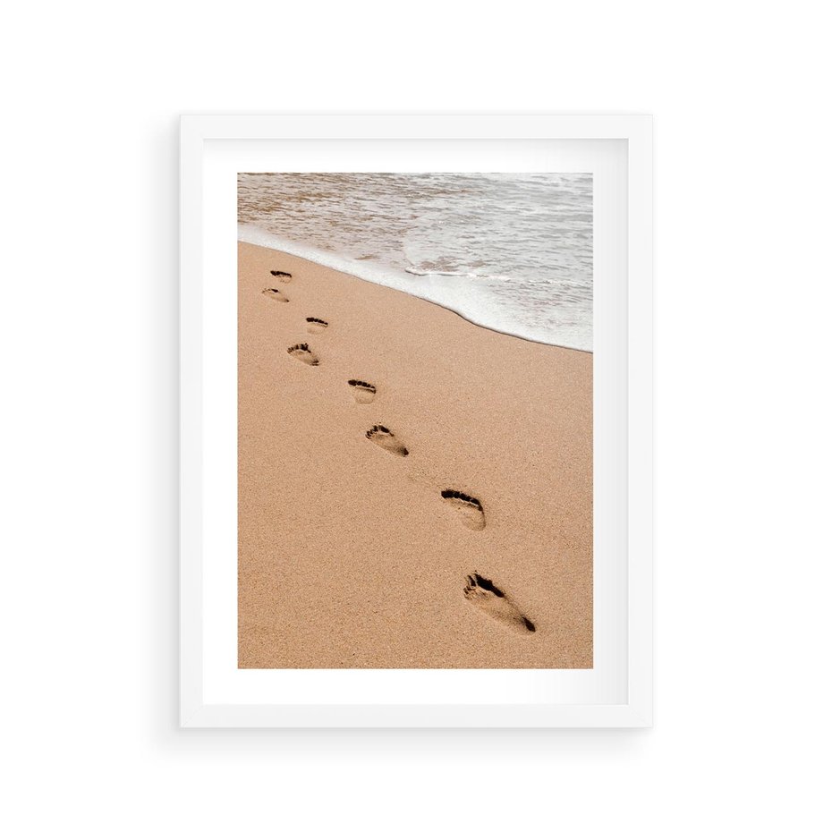 Plakat w ramie 30x40 - Ślady Stóp na Plaży: Spacer nad Morzem - plaża, ślady stóp na piasku - rama biała