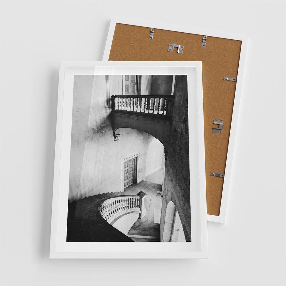 Plakat w ramie 50x70 - Po Schodach w Dół - czarno białą fotgrafia, zakręcone schody w starek kamienicy - rama biała