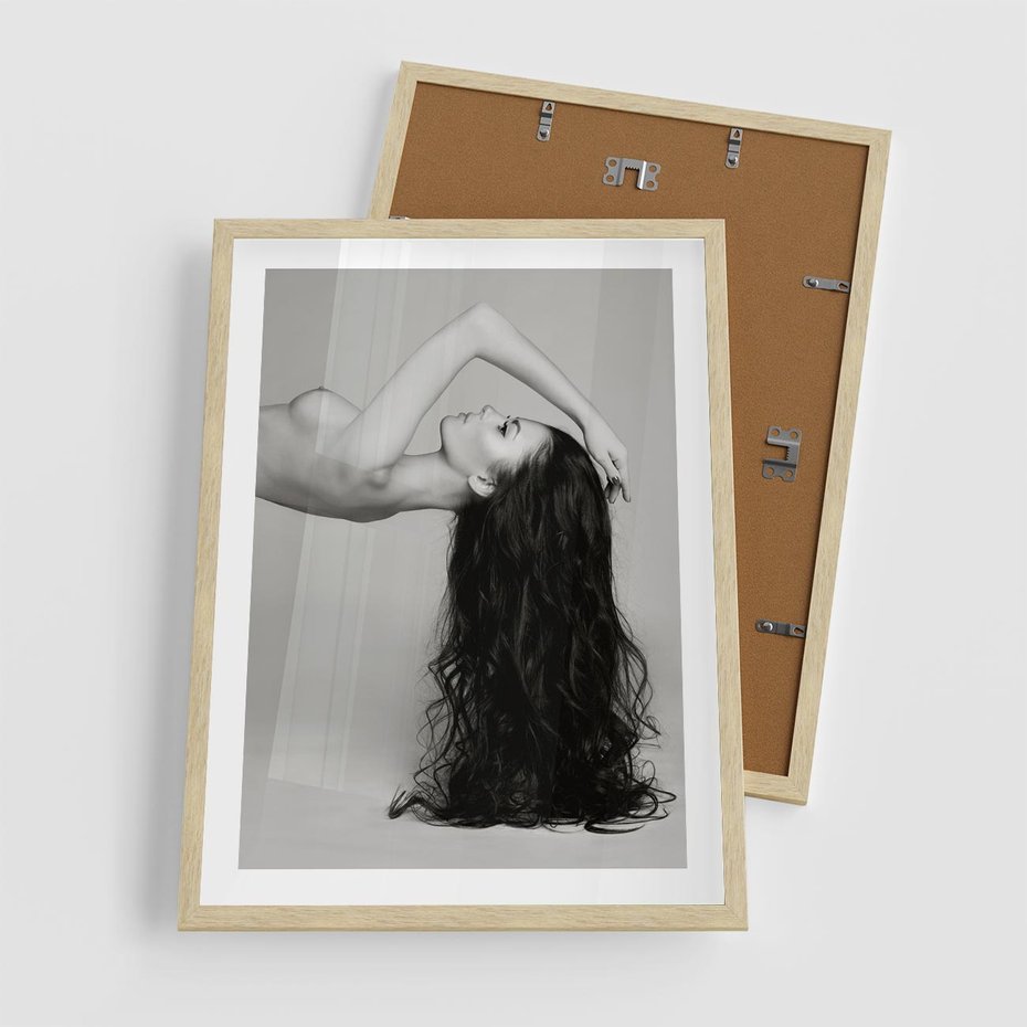 Plakat w ramie 50x70 - Piękno włosów kobiety w ruchu - włosy, piękno - rama drewno