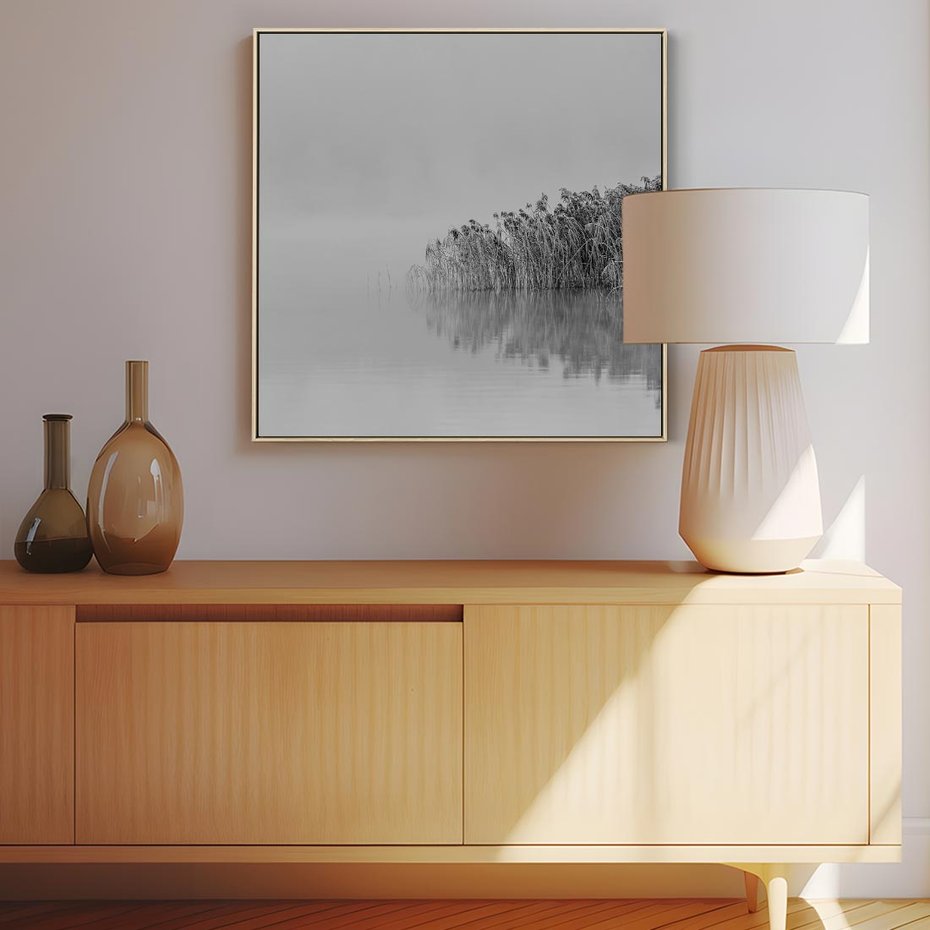 Obraz w ramie 50x50 - Mglisty Brzeg Jeziora - czarno białe zdjęcie, zamglone jezioro - rama drewno