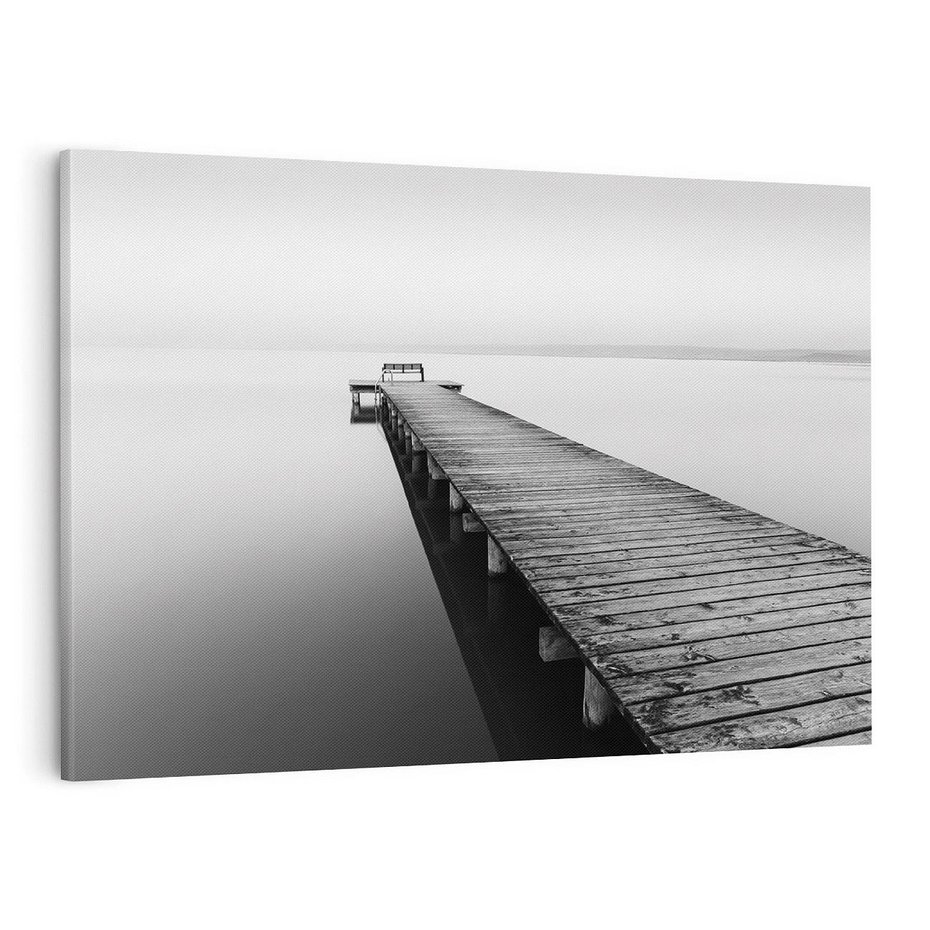 Obraz na płótnie 70x50 - Mglista Perspektywa - czarno biała fotografia, drewniany pomost na jeziorze