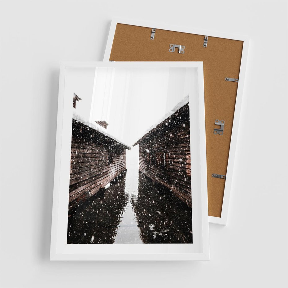 Plakat w ramie 50x70 - Spadający Śnieg - domek górski, w zimie - rama biała