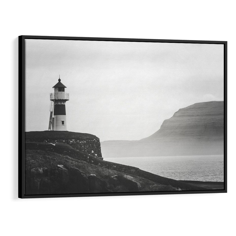 Obraz w ramie 70x50 - Melancholia Północy - czarnobiała fotografia, nadmorska latarnia na klifie - rama czarna
