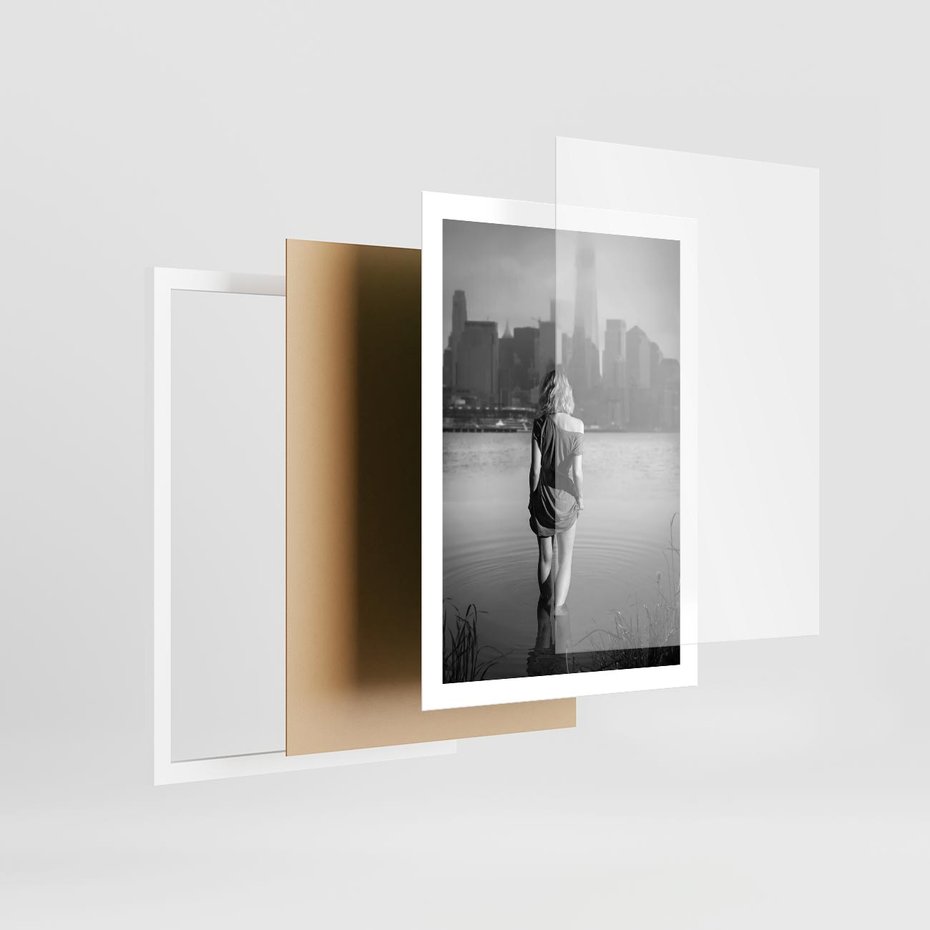 Plakat w ramie 50x70 - Kapiel w Mieście - czarno białe zdjęcie, kobieta wchodzi do wody - rama biała