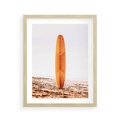 Plakat w ramie 40x50 - Deska w Piasku: Gotowa na Fale - plaża, pomarańczowa deska surfingowa wbita w piasek - rama drewno
