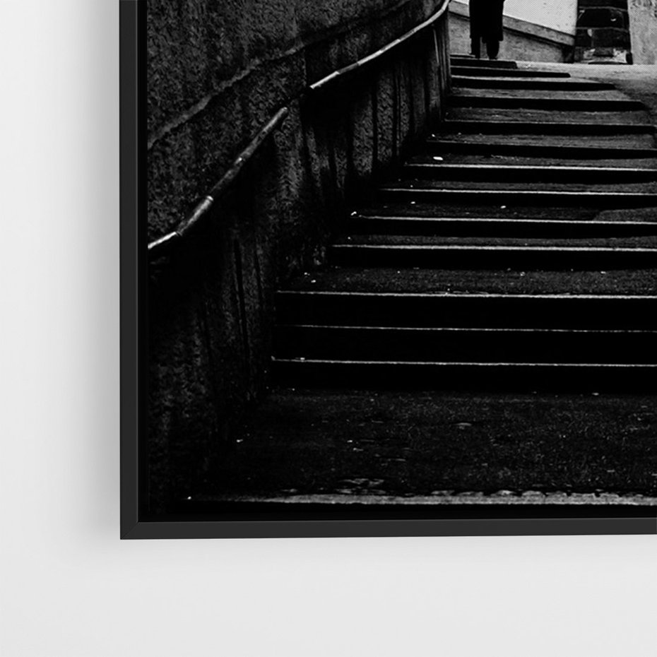 Obraz w ramie 70x100 - Ukryta Uliczka - czarno białe zdjęcie, schody - rama czarna