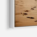 Obraz w ramie 80x120 - Ślady stóp na plaży - plaża, ślady - rama biała