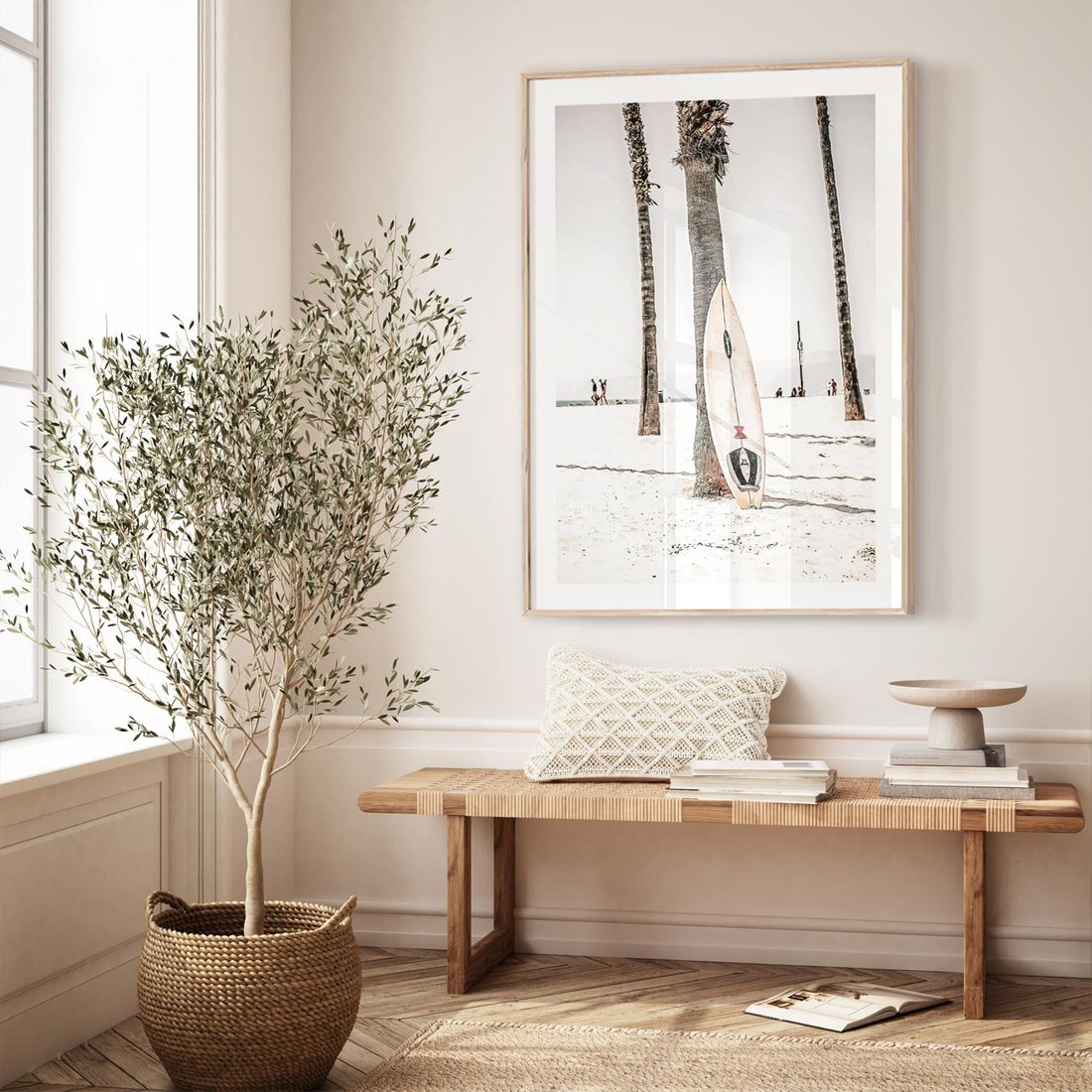 Plakat w ramie 40x50 - Plażowy Relaks - deska surfingowa, oparta o palmę - rama drewno