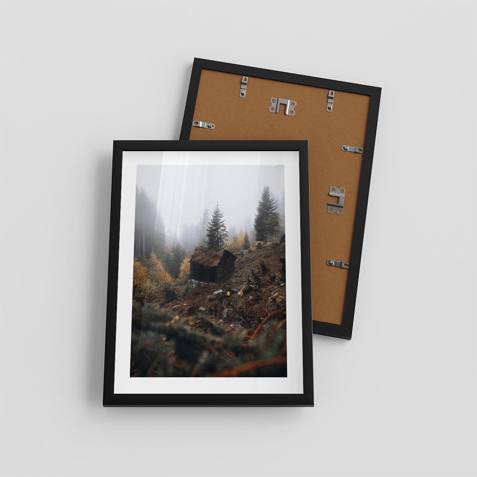 Plakat w ramie 30x40 - Górski las - stary zniszczony domek w górach, góry - rama czarna