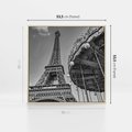 Obraz w ramie 50x50 - Zabawa w Paryżu - czarno białe zdjecie, wieża eiffla - rama drewno