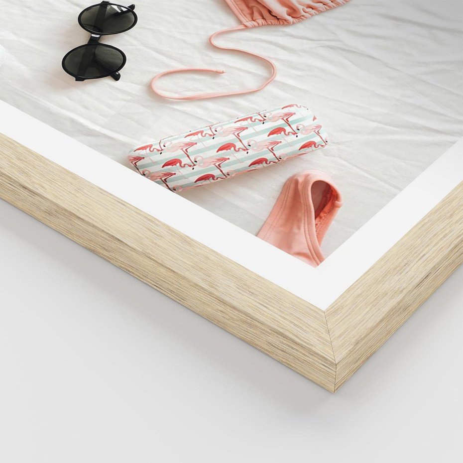 Plakat w ramie 30x40 - Letnia Elegancja na Plaży - kompozycja, elementy stroju na plażę - rama drewno