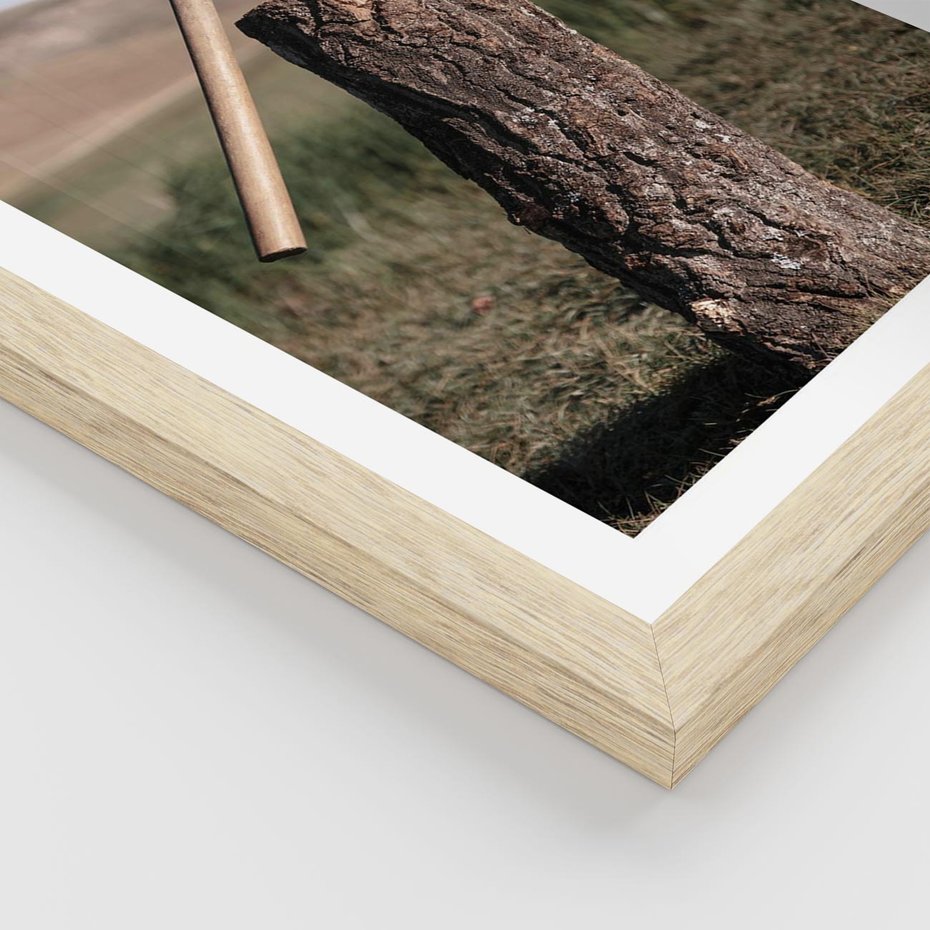 Plakat w ramie 30x40 - Rustykalna Praktyczność: Fotografia Siekiery - rustykalna fotografia, siekiera wbita w pieniek - rama drewno