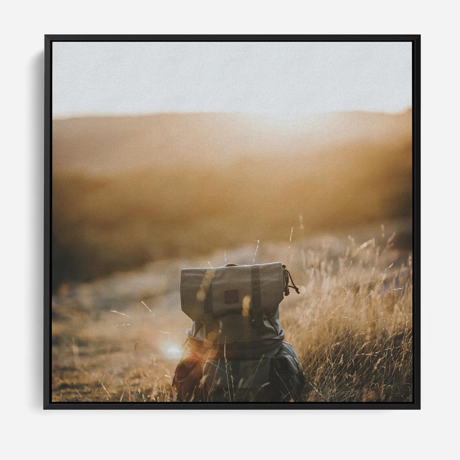 Obraz w ramie 50x50 - Podróżniczy bukiet na łące - plecak, podróż - rama czarna