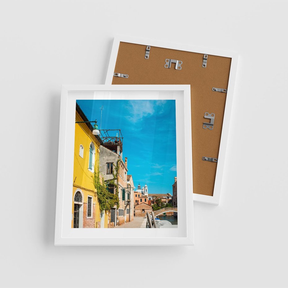 Plakat w ramie 40x50 - Przechadzka w Sercu Miasta - uliczka, perspektywa - rama biała