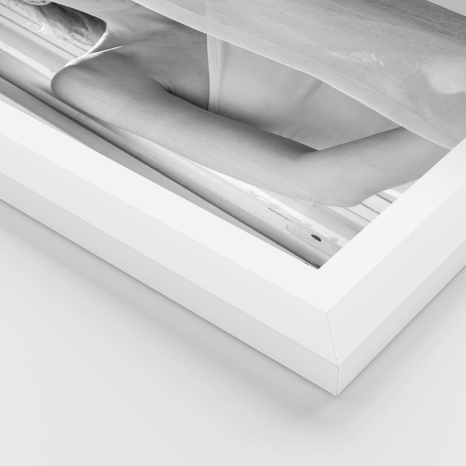 Plakat w ramie 50x70 - Za Firanką - czarno białe zdjecie, piękny portret eterycznej kobiety - rama biała