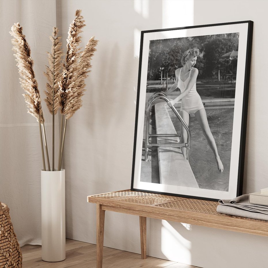 Plakat w ramie 50x70 - Retro Basen - retro zdjęcie, czarno białe - rama czarna