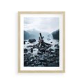 Plakat w ramie 30x40 - To ujęcie jeziora w górach z zgaszonym ogniskiem nad brzegiem, tworząc atmosferę spokoju i refleksji w otoczeniu przyrody. - jezioro w górach, zgaszone ognisko - rama drewno