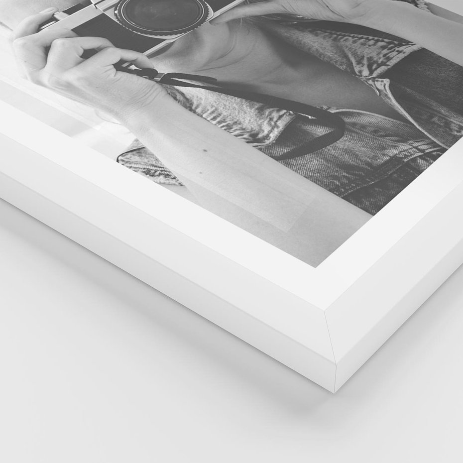 Plakat w ramie 40x50 - Zrób mi Zdjęcie - fotografia, kobieta z aparatem - rama biała