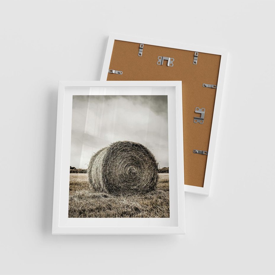 Plakat w ramie 40x50 - Siano w Sepii: Wiejska Tradycja - snopek siana, bela siana - rama biała