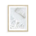 Plakat w ramie 30x40 - Sztuka i Komfort - pościel, biała kołdra poduszka - rama drewno