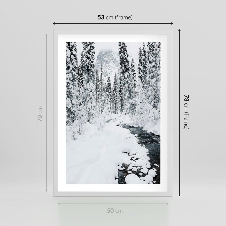 Plakat w ramie 50x70 - Spokój Zimowego Lasu w Górach - zima w lesie, w górach - rama biała
