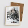 Plakat w ramie 50x70 - Górski Raj z Chatką - górskie szczyty, ośnieżone góry - rama drewno