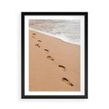 Plakat w ramie 50x70 - Ślady Stóp na Plaży: Spacer nad Morzem - plaża, ślady stóp na piasku - rama czarna