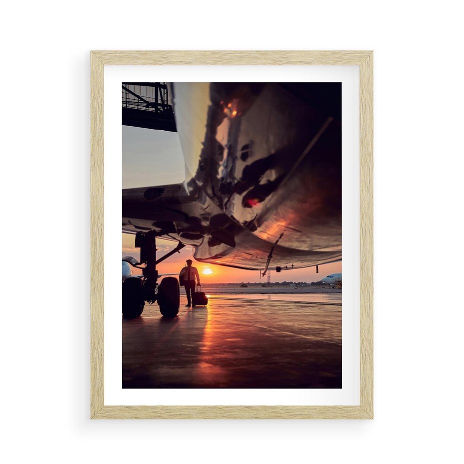 Plakat w ramie 50x70 - Podróż ku Zachodzącemu Słońcu - samolot, scena na lotnisku - rama drewno