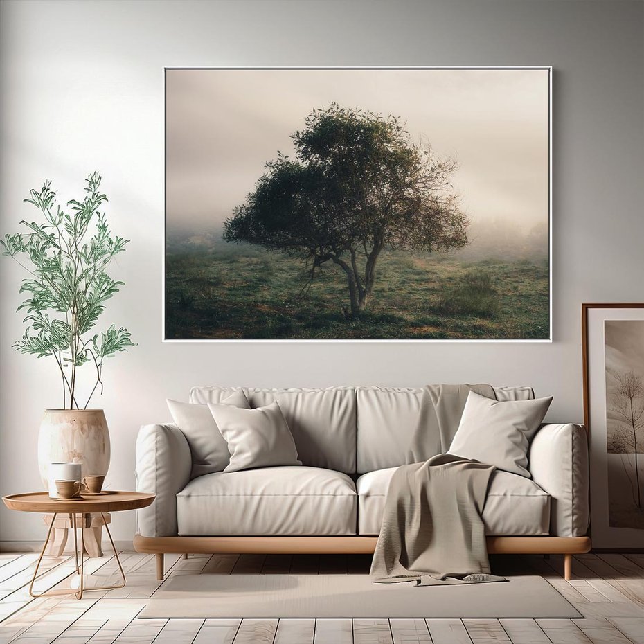 Obraz w ramie 70x50 - Zamglona Prostota - artystyczna fotografia, samotne drzewo na zamglonej łące - rama biała