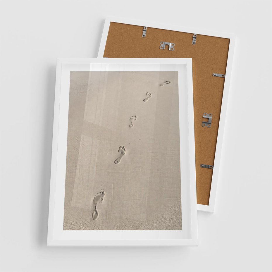Plakat w ramie 50x70 - Ślady na Złocistym Piasku - piasek, ślady stóp na piasku - rama biała