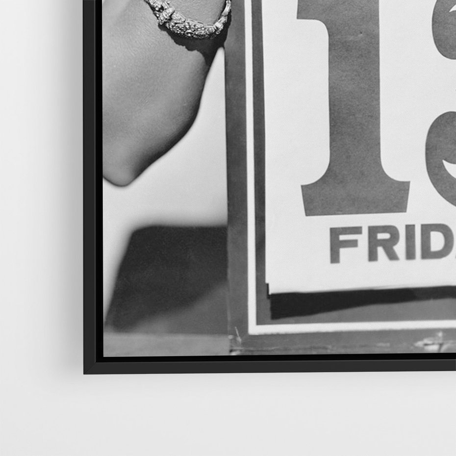 Obraz w ramie 70x100 - Czy to Pech - retro zdjęcie, czarno białe - rama czarna