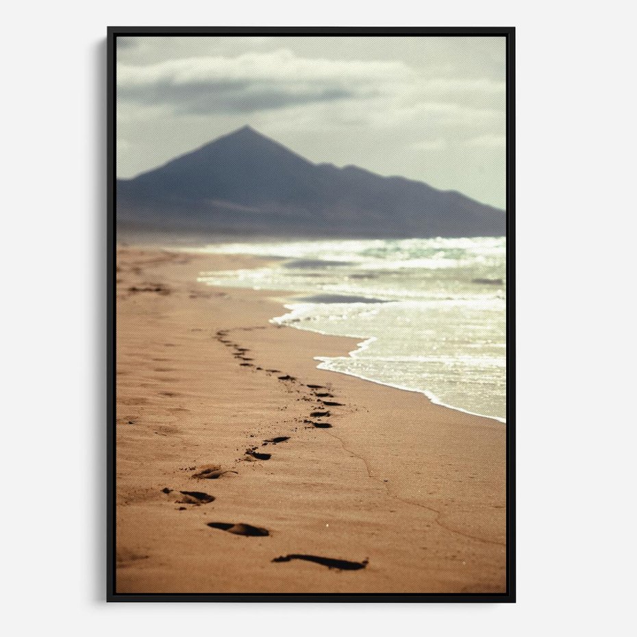 Obraz w ramie 50x70 - Ślady stóp na plaży - plaża, ślady - rama czarna