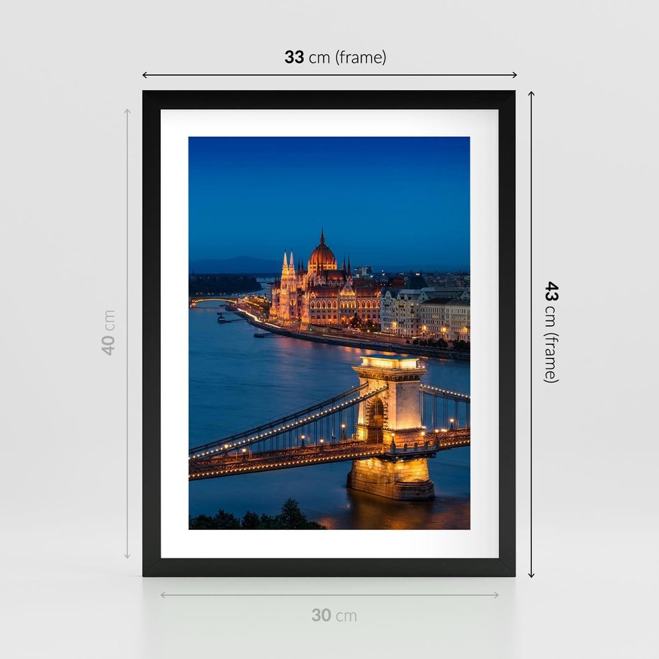 Plakat w ramie 30x40 - Mostowe miasto nocą - miasto, most - rama czarna