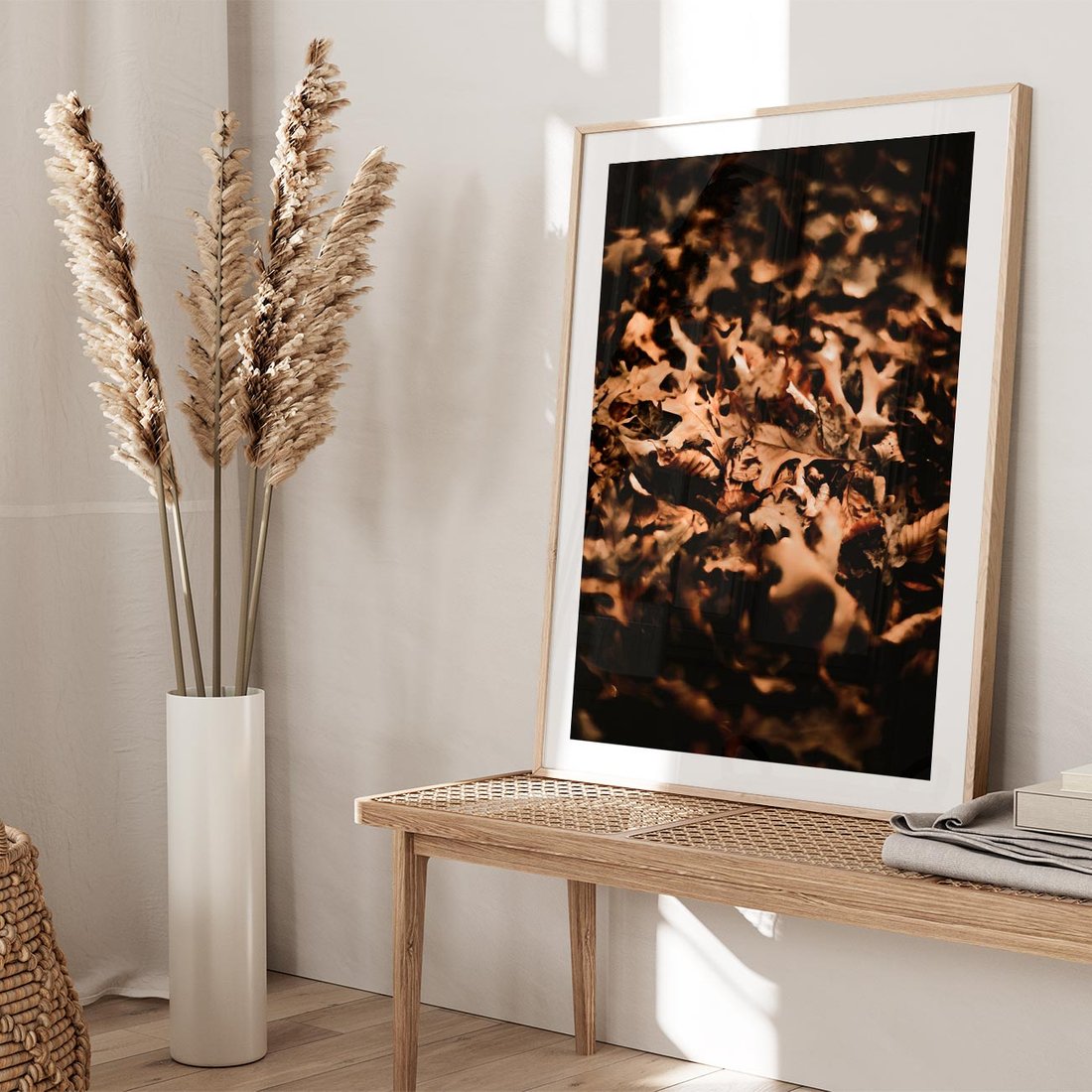 Plakat w ramie 30x40 - Jesienne Liście: Nostalgiczna Kolorystyka - suche liście, jesień - rama drewno