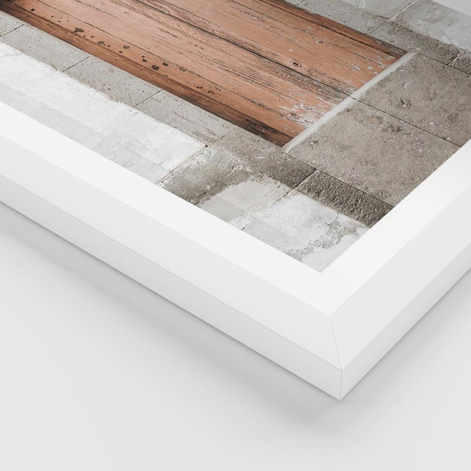 Plakat w ramie 50x70 - Śródziemnomorskie Drzwi Czasu - fotografia starych drzwi, śródziemnomorska architektura - rama biała