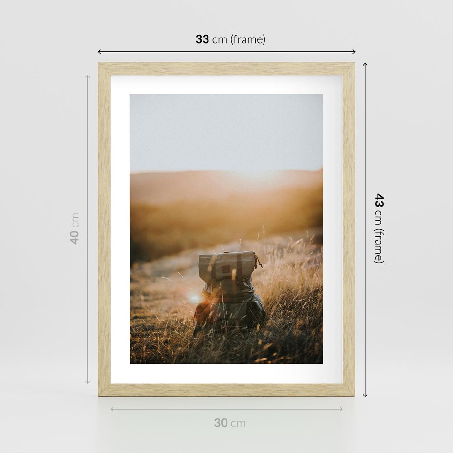 Plakat w ramie 30x40 - Podróżniczy bukiet na łące - plecak, podróż - rama drewno