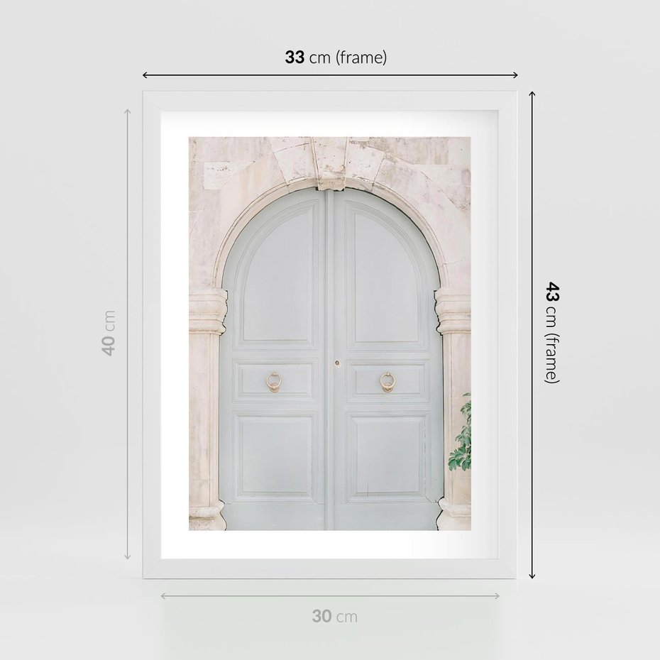 Plakat w ramie 30x40 - Błękitne Drzwi Kamienicy: Urok Historii - stare piękne drzwi do kamienicy, błękitne drzwi - rama biała