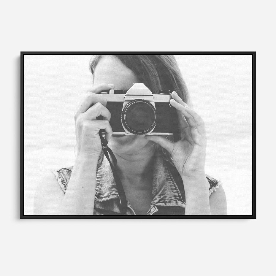 Obraz w ramie 70x50 - Zrób mi Zdjęcie - fotografia, kobieta z aparatem - rama czarna